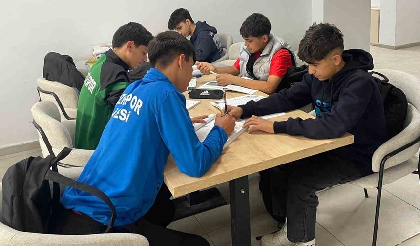 Genç sporcular saha ve kitap arasında köprü kuruyorlar