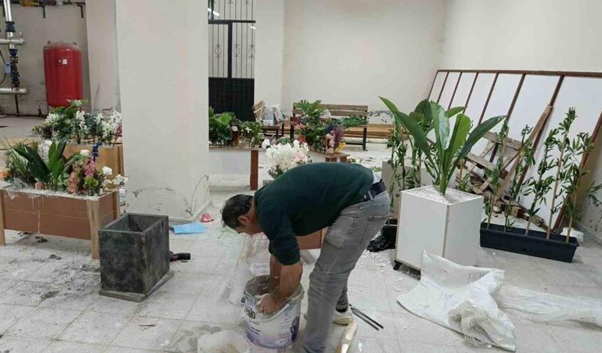 Atık malzemelerle okulu süslüyor