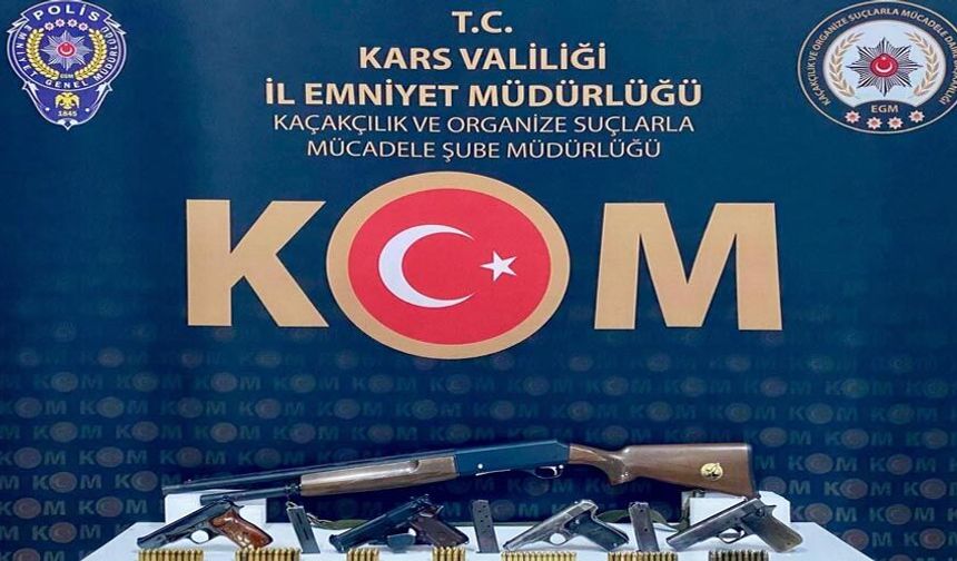 Kars merkezli 3 ilçede silah tacirlerine operasyon: Çok sayıda silah ve mühimmat ele geçirildi