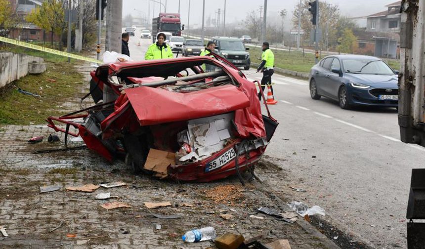 Kamyonun çarptığı Tofaş kağıt gibi katlandı: 4 yaralı