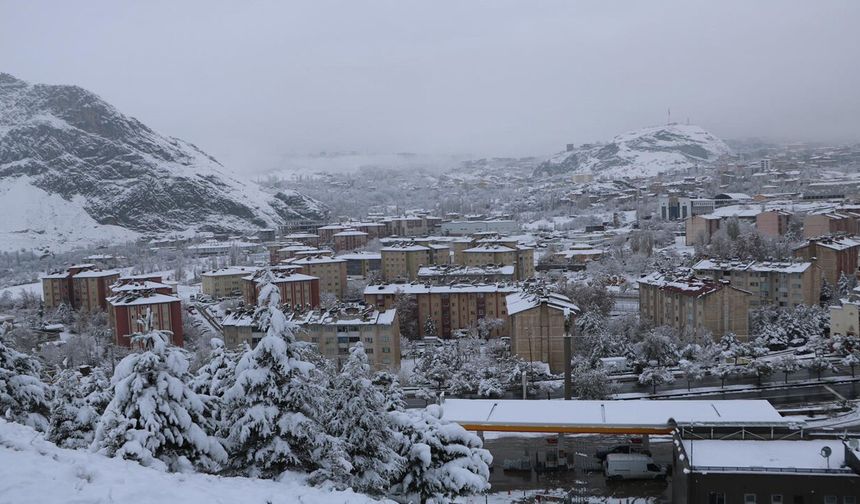 Hakkâri’de Kar Yağışı Nedeniyle 19 Köy ve 51 Mezra Yolu Ulaşıma Kapandı