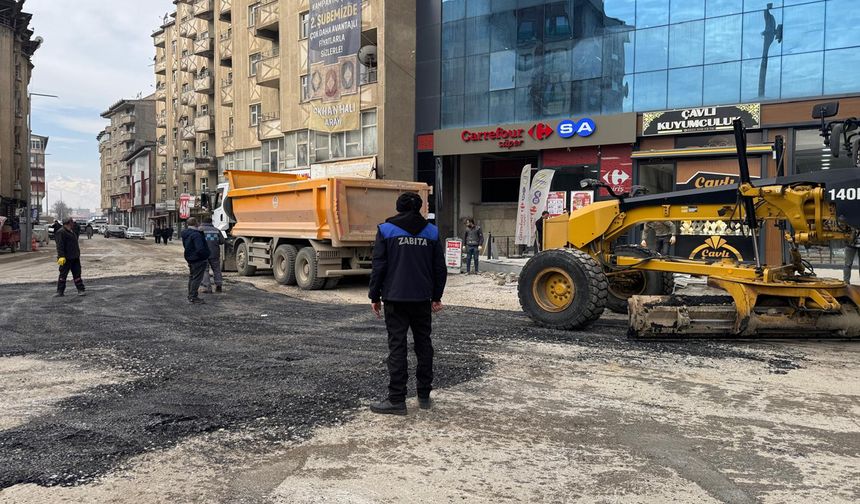 Özgürlük meydanında bozulan yollar onarılıyor