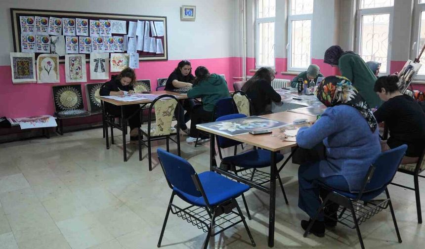 Muş’ta kadınlar kâğıt rölyef kursuyla aile bütçesine katkı sağlıyor