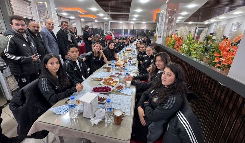 Yüksekova Spor ile Beşiktaş yemekte bir araya geldi