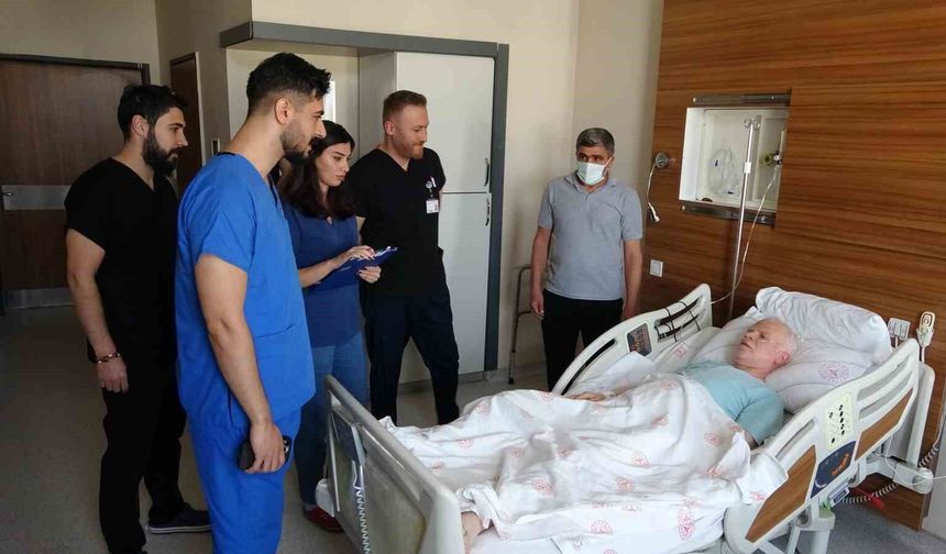 Van’da ölümcül damar yırtığı 15 kişilik ekip tarafından ameliyat edildi