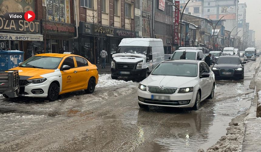 Yüksekova'da yollar göle döndü