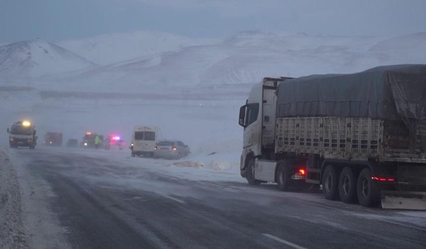 Erzurum-Artvin karayolunda tipi etkili oldu, 6 araç kaza yaptı