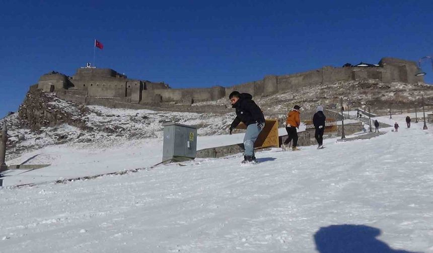 Kars’ta kızağını kapan kale yokuşuna koştu