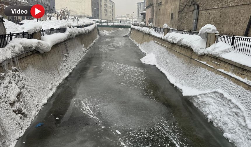 Yüksekova’da Büyükçay Deresi dondu
