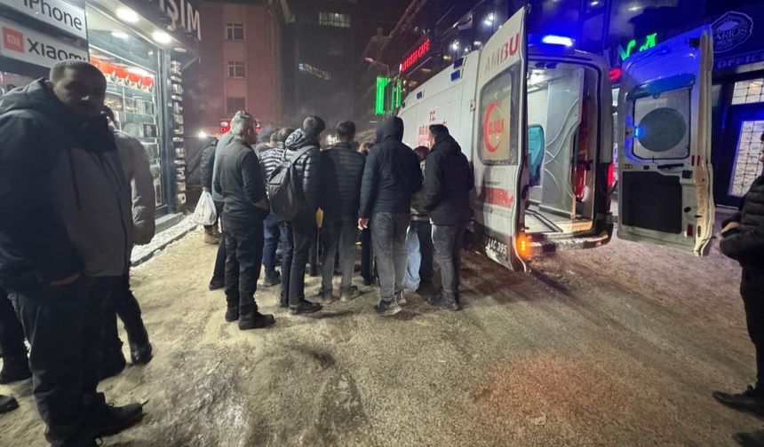 Yüksekova’da buzlanan yolda düşen kişi yaralandı