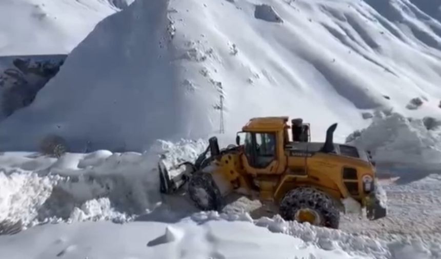 Çığ Tehlikesi Aşıldı: Hakkari–Şırnak Yolu Yeniden Açıldı