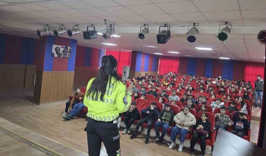 Mardin’de ortaokul öğrencilerine trafik eğitimi verildi