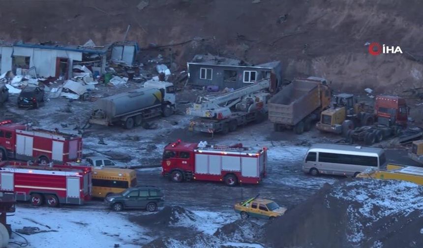 Nazik Gölü’nün donan yüzeyi görsel şölen sunuyor