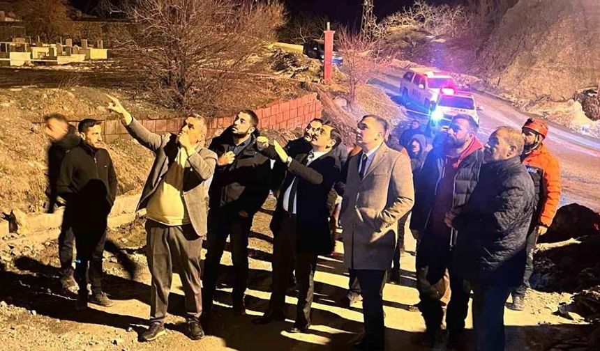 Vali yardımcıları dev kayaların düştüğü bölgede inceleme yaptı