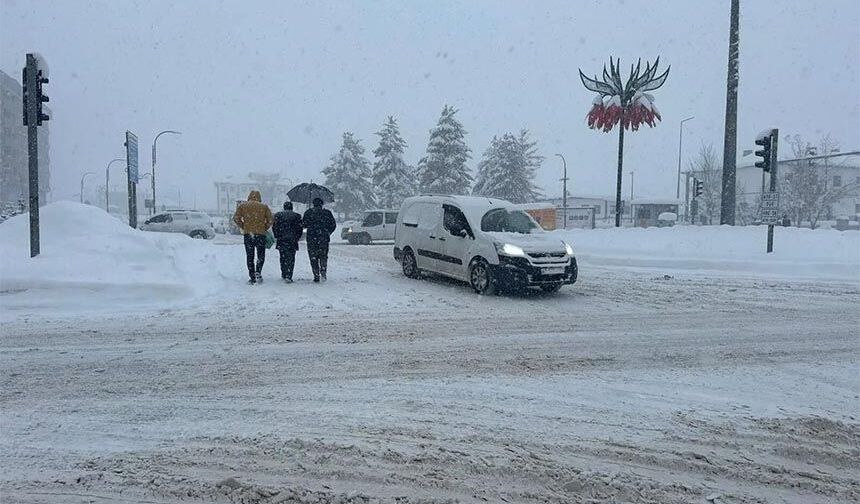 Yüksekova’da kar sonrası kartpostallık görüntüler