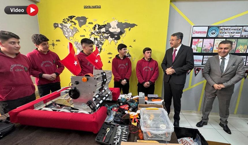 Vali Ali Çelik, Yüksekova’da öğrencilerin projelerini inceledi