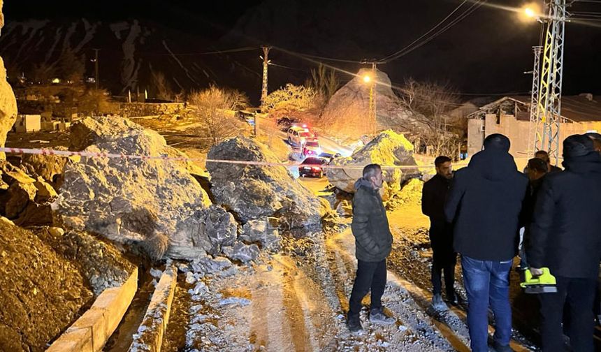 Hakkari’de dev kayalar mahalle yoluna düştü