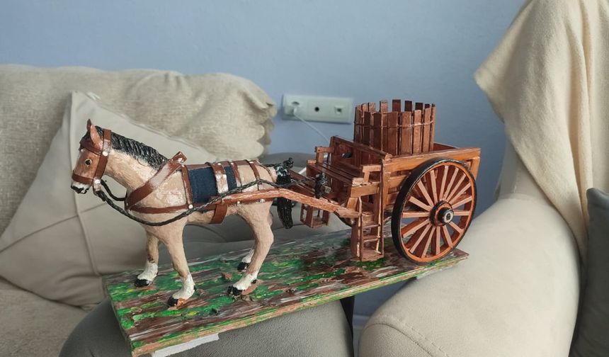 Hakkari'de konuşma ve işitme engelli vatandaş, atıkları sanata dönüştürüyor