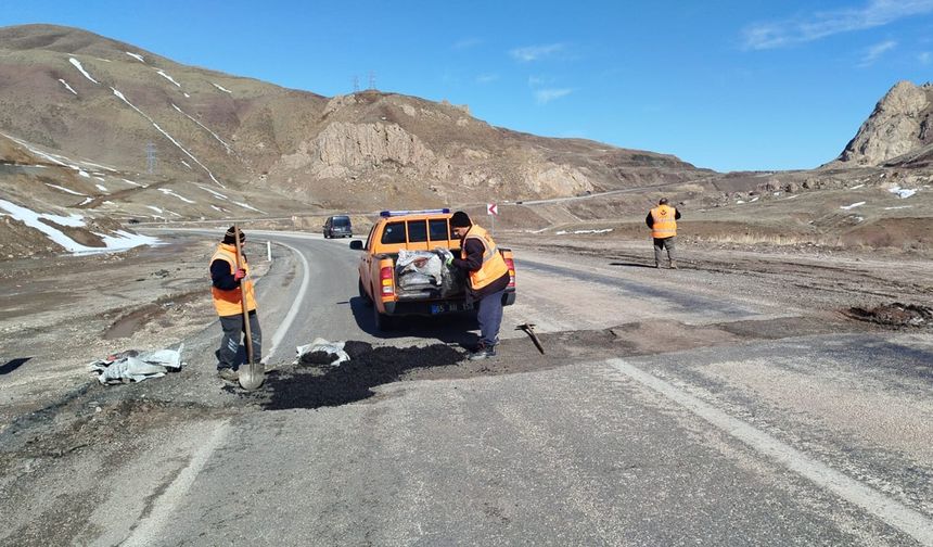 Hakkari - Van karayolunda tehlike oluşturan çukurlar kapatılıyor