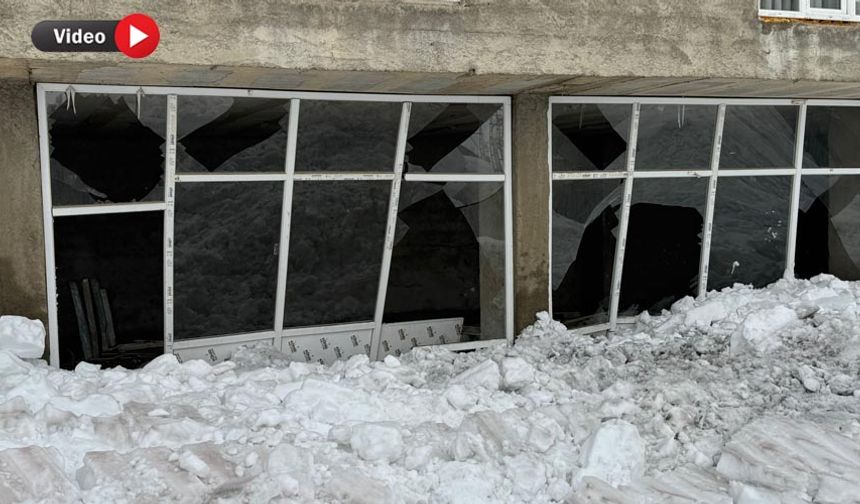 Yüksekova’da Çatıdan Düşen Kar Kütlesi 4 Dükkana hasar verdi