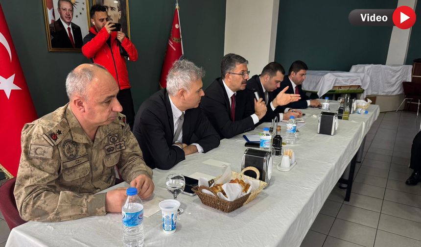 Vali Ali Çelik, Yüksekova’da Muhtarlarla İstişare Toplantısı Yaptı