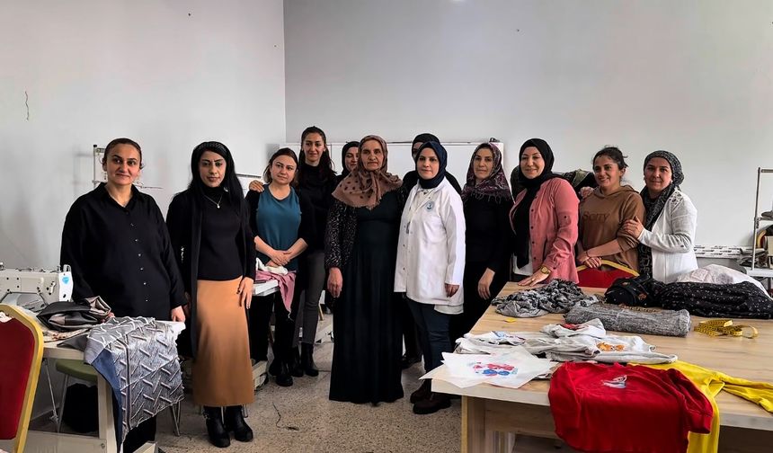 Kadınlar dikiş-nakış kursuyla hem meslek ediniyor hem sosyalleşiyor