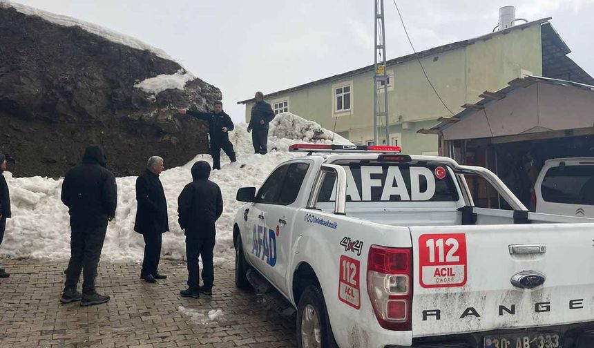 Hakkari AFAD, Kayanın isabet ettiği evde incelemelerde bulundu