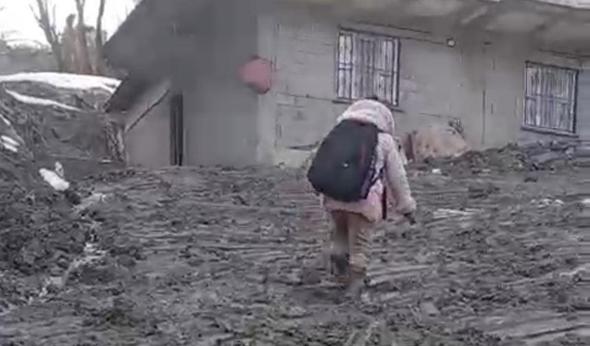 Madende Baba Hayatını Kaybetti, Çocuklar Çamurla Mücadele Ediyor