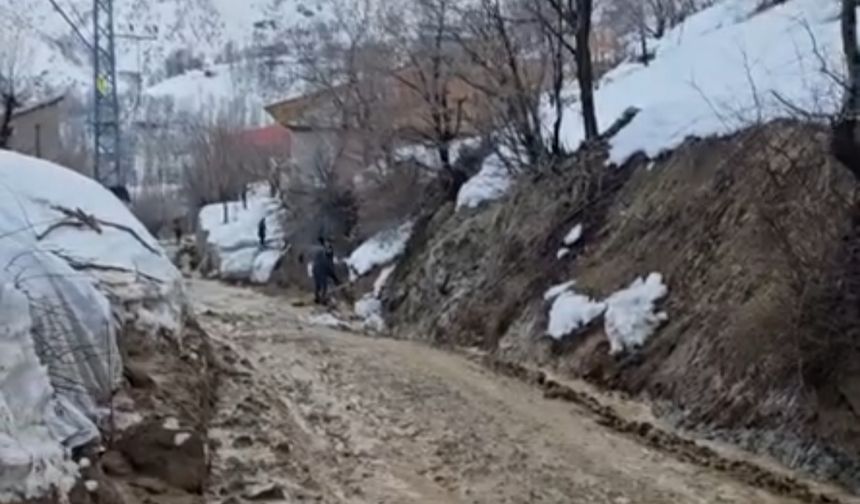 Altınsu’da Toprak Kayması: Mahalleli Çamur İçinde Kaldı