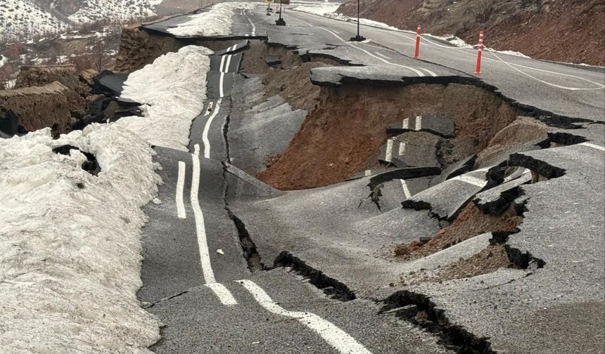 Çukurca Üzümlü Sınır Kapısı Yolunda Çalışmalar Başladı