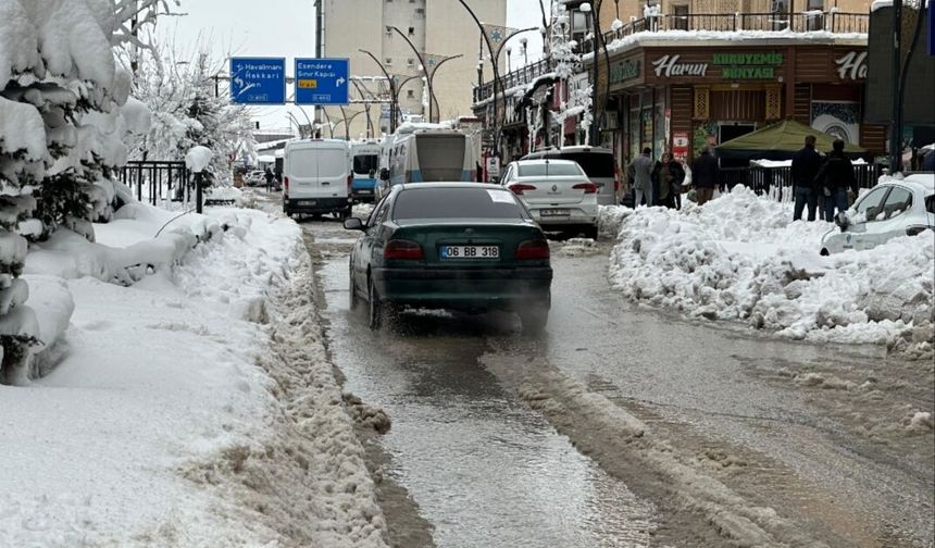 Bölge illeri kara teslim: Çok sayıda köyün yolu kapandı