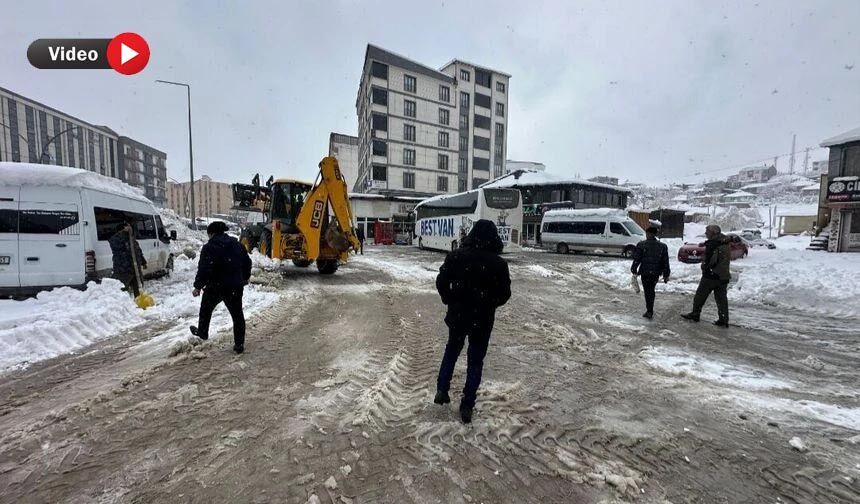 Yüksekova Otogarı’nda Kar Küreme Çalışması Başladı