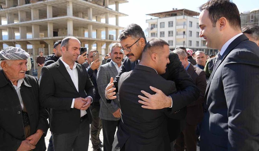 Vali Çelik’ten Derecik'e Veda Ziyareti