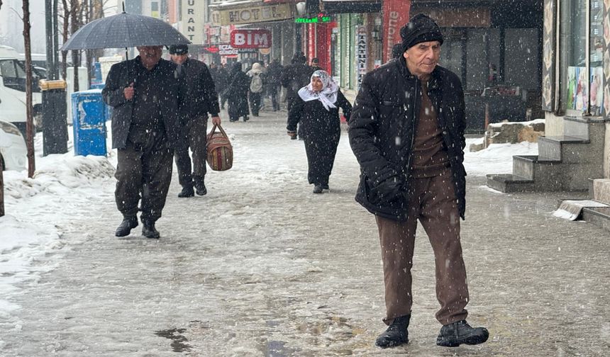Yüksekova’da Karla Karışık Yağmur