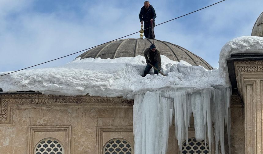 Yüksekova’da tehlikeli kar ve buz mesaisi