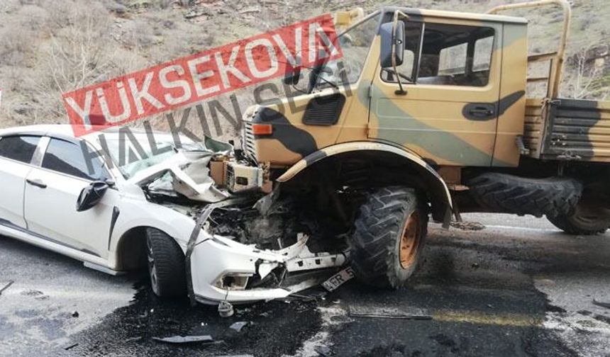 Hakkari’de askeri araç ile sivil otomobilin çarpıştı: 1 Yaralı