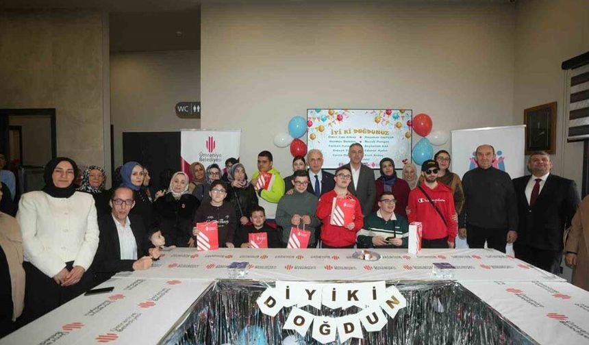 Ümraniye’de sevgi dolu buluşma: 10 özel gencin doğum günü bir arada kutlandı