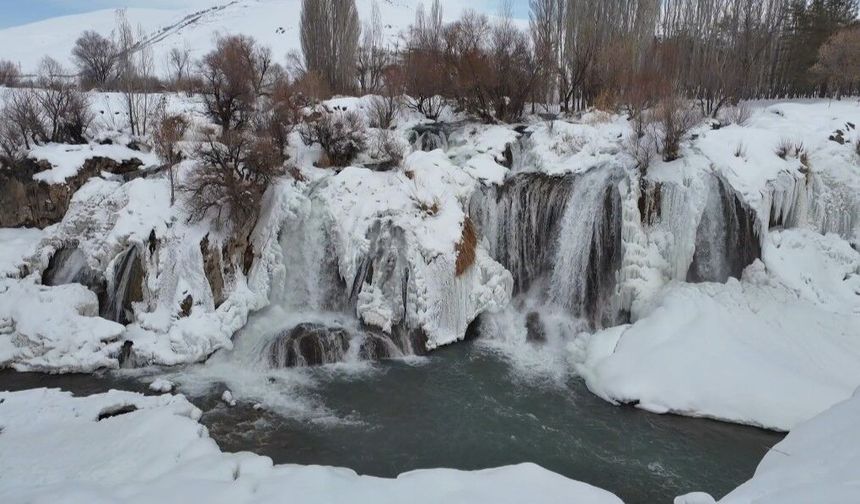 Muradiye Şelalesi mevsimlerin ötesinde bir güzellik