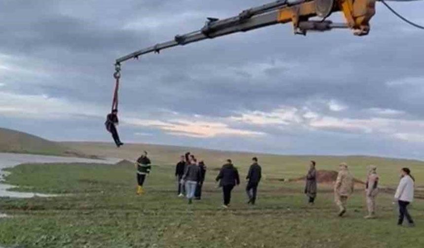 Şanlıurfa’da dere sularına kapılan traktör sürücüsü vinçle kurtarıldı