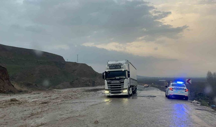 Batman’da yağmur sonrası sulama kanalı taştı: Kara yolu tek şeride düştü