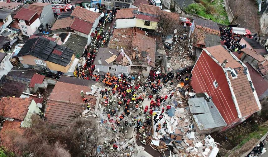 Fatih’te iki bina çöktü: 1 ölü, 10 yaralı