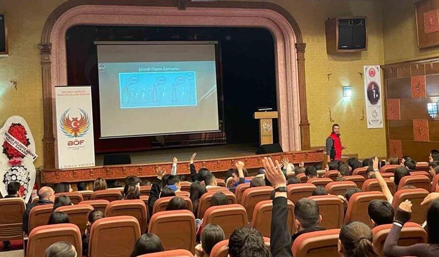 Bayındır’da öğrencilere "Gençlik Güvenli Gelecek" konferansı verildi