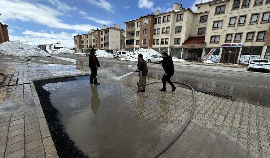 Yüksekova'da Bahar Mesaisi Erken Başladı: Vatandaşlar Sokakları Tazyikli Suyla Yıkadı