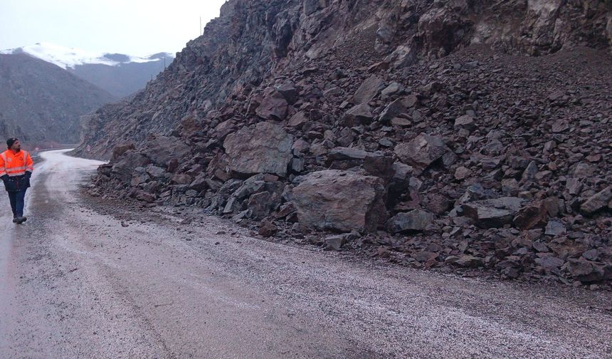 Yüksekova - Hakkâri karayolu ulaşıma kapatıldı