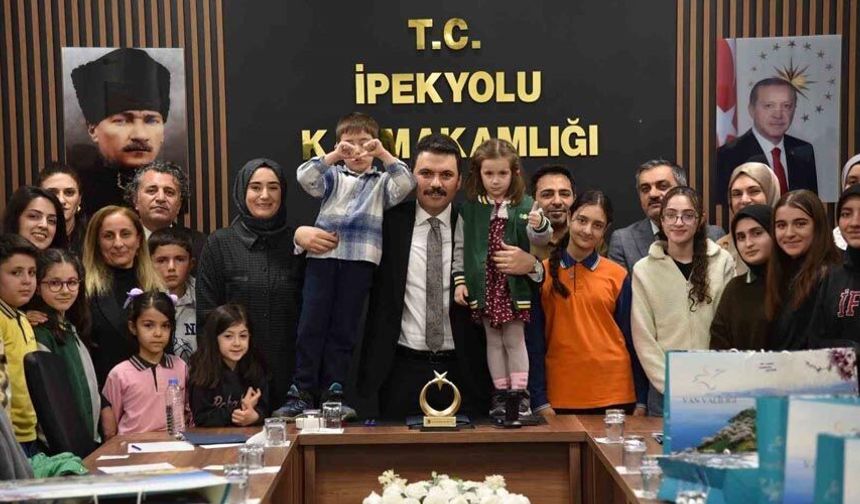 Van’da kitap okuma yarışmasında dereceye girenler ödüllendirildi