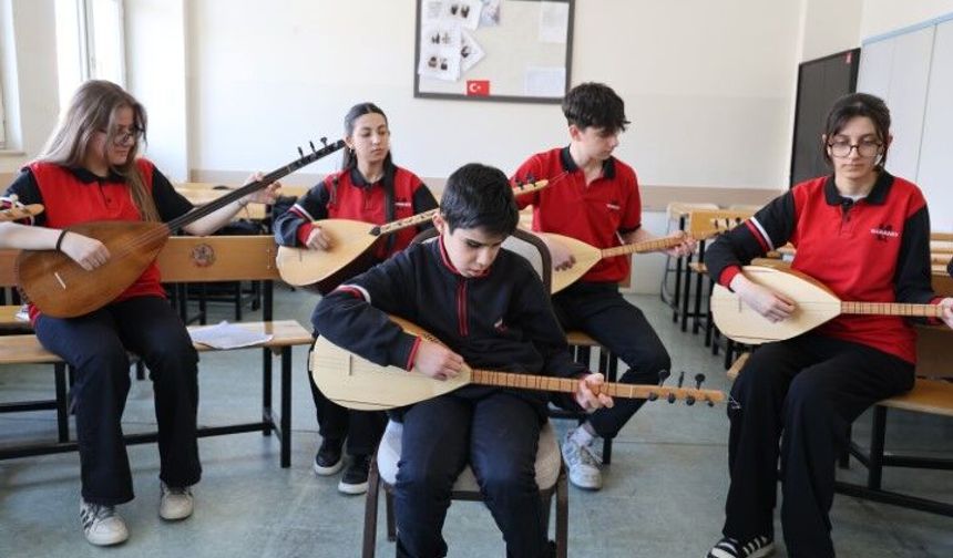 Gözleri görmeden hissederek çalıyor