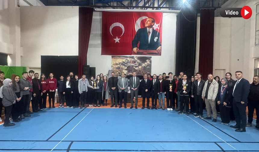 Yüksekova’da Liseler Arası Bilgi Yarışmasının Birincisi Belli oldu