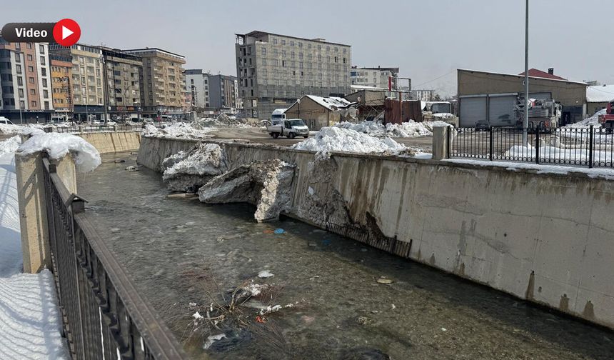 Yüksekova’da Korkuluklar Dereye Düştü, Vatandaşlar Önlem İstiyor