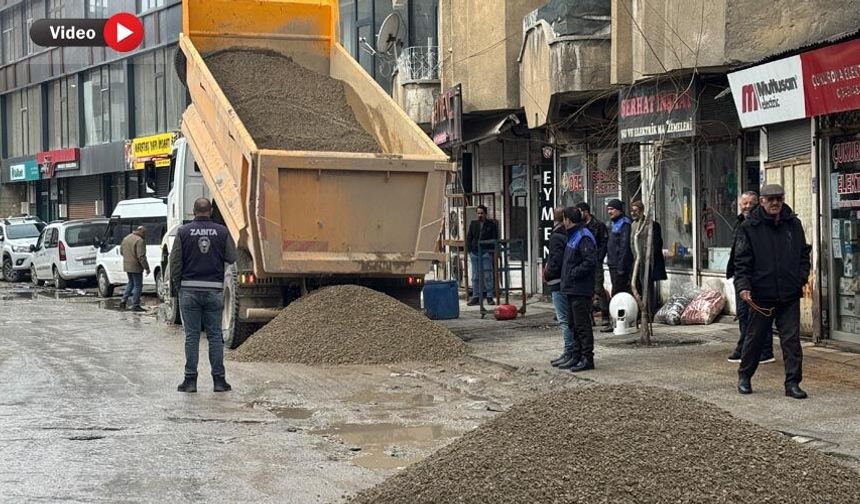 Yüksekova’da Yağış Sonrası Bozulan Yollar Onarılıyor