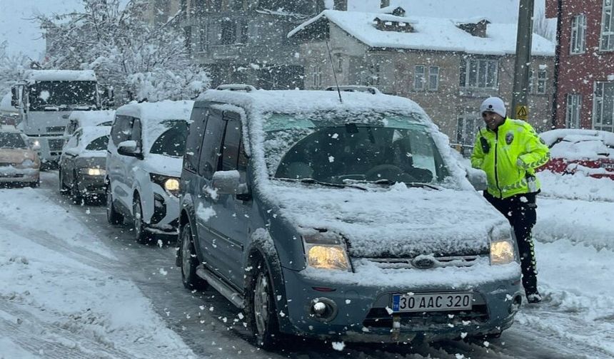 Hakkari’de Kar Hayatı Ulaşımı Olumsuz Etkiliyor